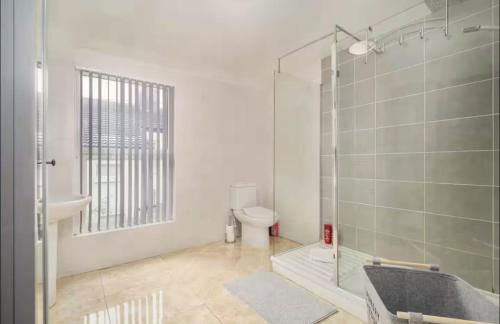 The Red Retreat, 7 Beds, Garden, Free Parking, Contractors, Fast Wifi, Smart TV - Foto 4