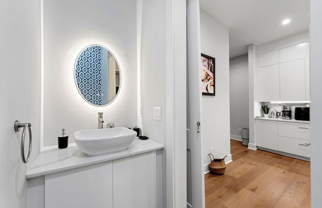 Stylish Midtown Home w Rooftop Views by Silverx - Foto 18