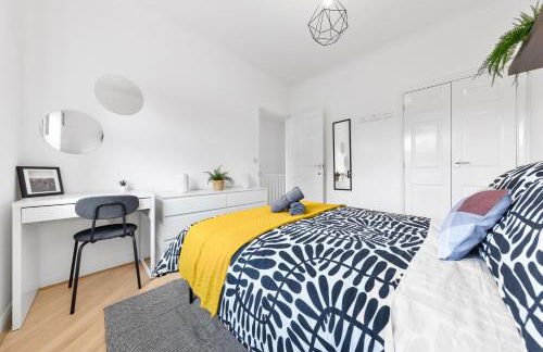 Cozylease 3 Bedroom Canary Wharf Family,Workcation, Fast WiFi, Workspace,1 stop to City - Photo 3