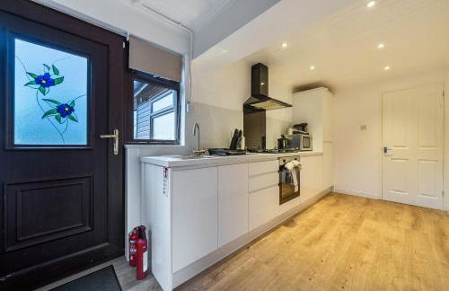 4 Bed House - Sleeps 9 - Hottub - Parking - Foto 45