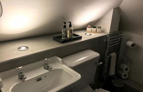 Listed One bedroom thatched cottage with garden - Photo 14