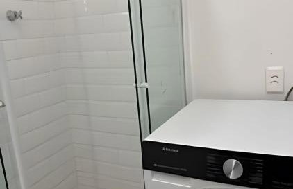 Lindo Quarto e sala em frente metro da Carioca - Foto 8