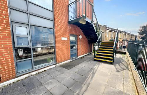 Luxury 2 Bedroom Apartment near Stratford Station for Corporate and Group Stays - Foto 53