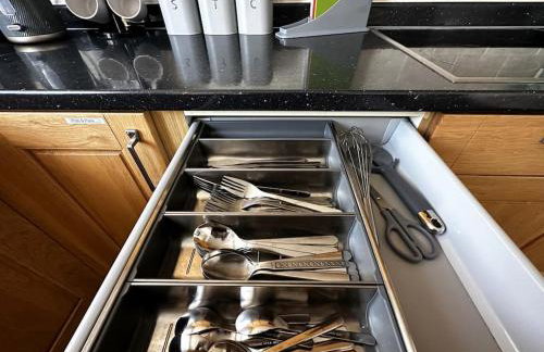 Green Haven Villa - 4BR Spacious House with Hot tub, Ample Parking, Air Condition, WIFI, Netflix, Patio & Garden - Foto 24