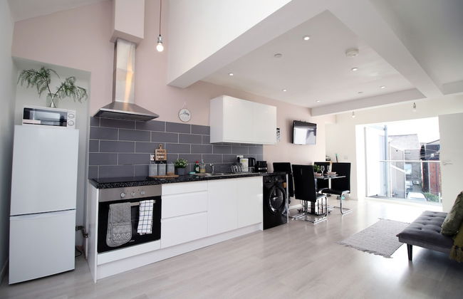 Skyline Immaculate 2-bed Apartment in Swansea - Photo 1