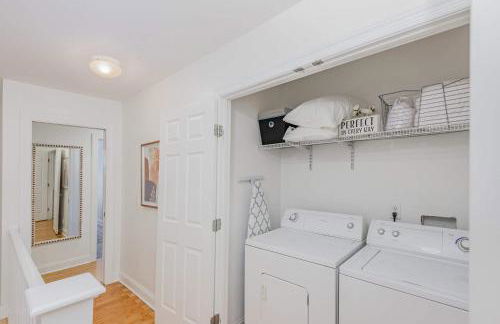 Rhythm & Rest Group Stay with Grill & Cozy Fireplace - Foto 21