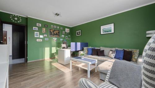 Lively Green Apartment in Wrocław with Balcony and Desk by Noclegi Renters - Foto 4