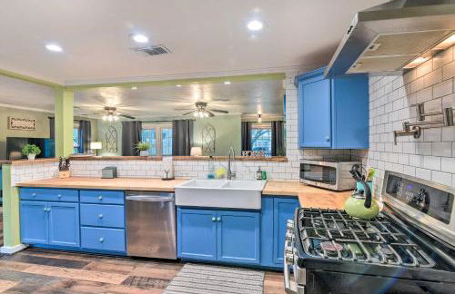 Galveston Group Getaway with Private Yard and Fire Pit - Foto 8