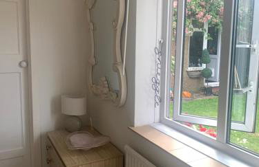 1 mile from Harry Potter Tour Self Contained Flat One bedroom plus new sofa bed in lounge - Foto 11