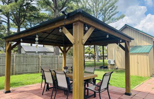 Rustic Chic Alabama Cabin w Loft Fire Pit Pet Friendly Fenced Yard Lake Guntersville - Lucky Lodge - Foto 59