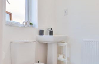 Modern Spacious 3 Bedroom House in Canterbury with En Suite and Free Parking Perfect for Contractors & Families - Photo 17
