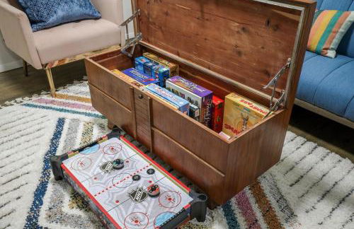 Central Location - 2 living spaces & covered patio! - Foto 16