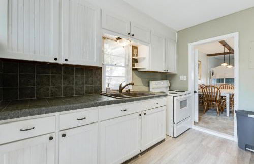 Dock and Fire Pit Lakefront Bonneau Home! - Foto 8