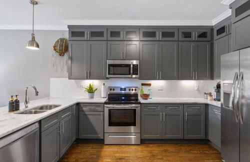 Only 4 Miles to Broadway with Free Parking and TVs in Bedrooms - Foto 11