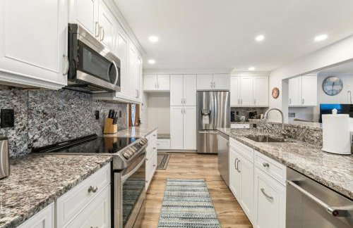 Beautiful Torch Lake House with Beach Access home - Foto 26