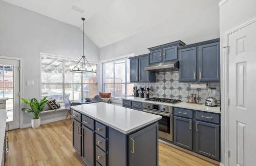 Stylish Spacious Convenient - 6-BD 2 5-BA + Pool - Foto 15