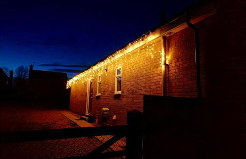 Countryside 2 Bed Bungalow with Stunning Views Free WiFi and Parking Ideal for Business and Leisure - Photo 9