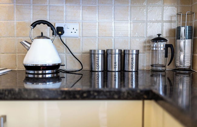 Central 2 Bed House w/ Garden and Free Parking! - Photo 47