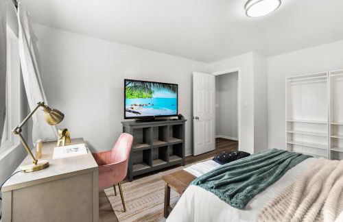 Entire Private Home with 4 Bedrooms 3 Bathrooms, King Bed, Big Yard, Prime Area, Ranch Style, Available Now - Photo 37