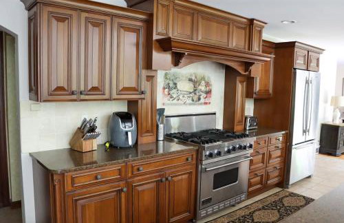 Large home with hot tub in serene wooded setting - Foto 3