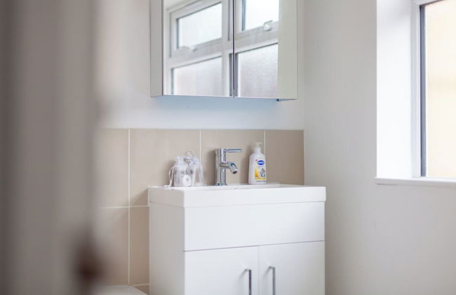 Spacious & Chic 3bed House in London - Photo 40