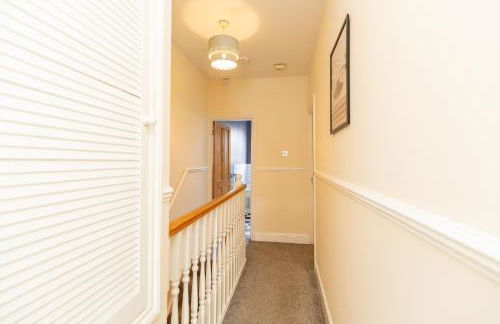 Newcombe - Sleeps Up to 8 - Close to Northampton Town Centre & Train Station - Fast Wifi, Free Parking, SmartTV with Netflix by Centro Stays - Foto 10