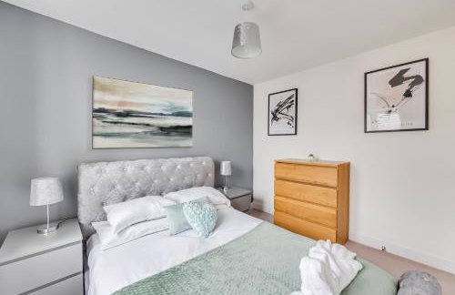 Detached 4 Bedroom 2 Bathroom House - Driveway Parking, Fast WiFi and Smart TV by Yoko Property - Foto 14