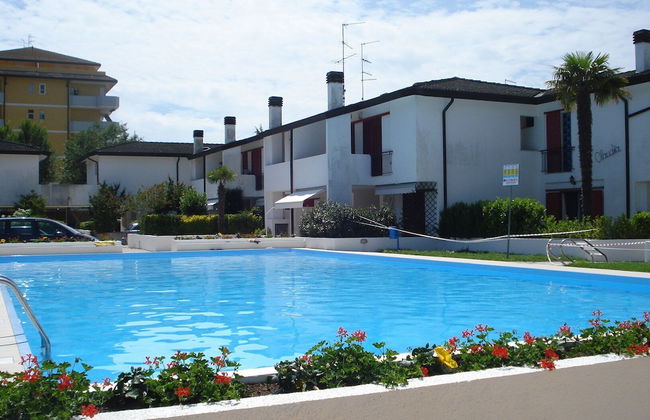 Villa in Front of the Pedestrian Area With Pool - Foto 10