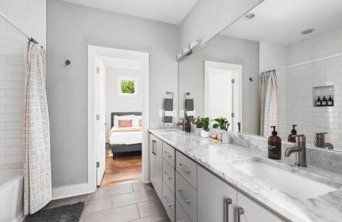 Modern Luxury with Rooftop Deck, 3 mi to Downtown - Foto 23