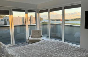 Modern 5 Bedroom Luxury Home with Sea Views and Hot Tub - Photo 10