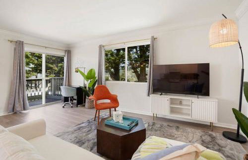 Charming 2BR Coastal Getaway in Pacifica - Photo 29