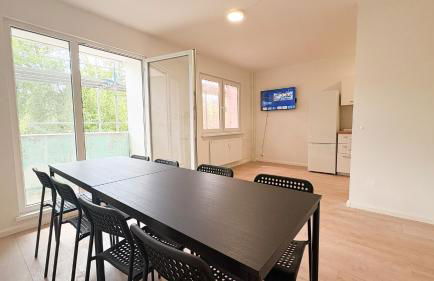 Monteurwohnungen mit TV, Internet, Parkplatz, Waschmaschine, Küche, Balkon, Restaurants und Supermarkt - Foto 10