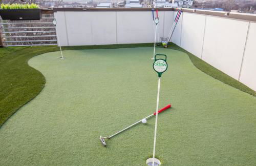 Jack Daniels House with Rooftop Golf, City views! 8min to Whiskey Row! Sleeps 10! - Foto 10