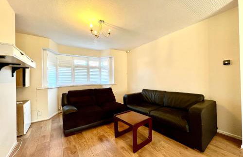 Spacious 3-Bed Family Retreat with Cosy Living and Garden! Free parking - Foto 3