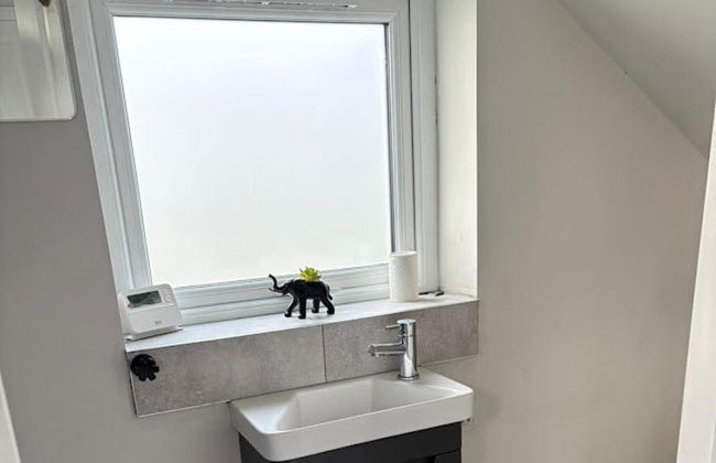 Lisburn - 1 Bedroom - Sleeps 2 - Street Parking - Photo 6