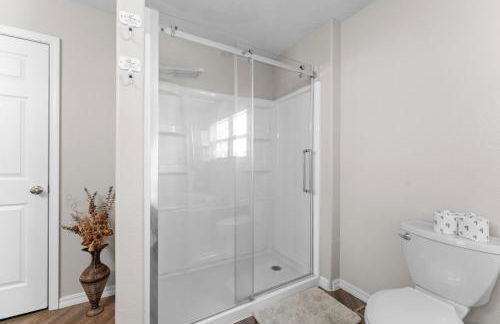 Lakefront Retreat with Deck Movie Room and Yard - Foto 47