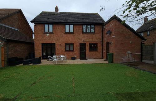 London Luxury 6 Bedroom Family House Sleeps 12 people Parking for 4 Cars Close to tube. - Foto 10