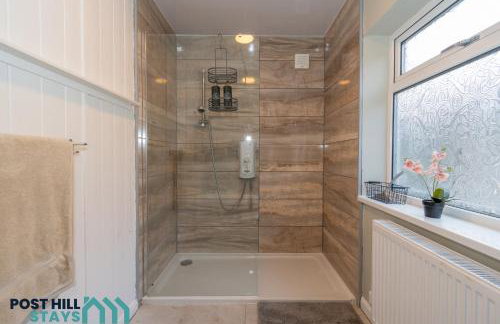 Large 4BR - Ideal Long Stays - Parking - Fast WiFi - Foto 8