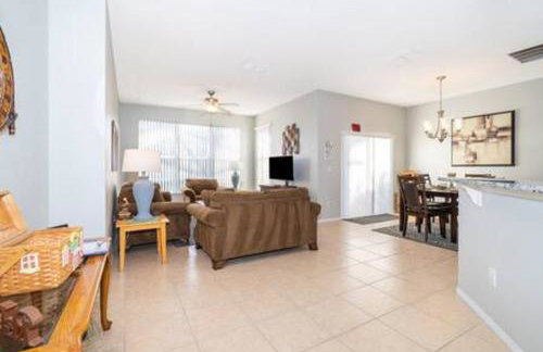 Newly Renovated Close to Disney w Private Pool - Foto 29