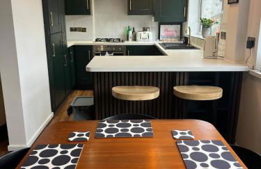 A Modern Classic 2 bed apartment by Graves Park - Foto 28