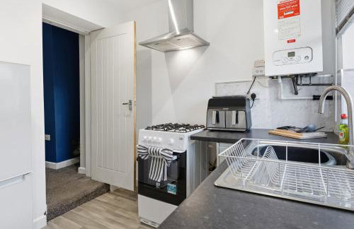 Modern 5 Bed 2 Bath House w Free Parking - Photo 15