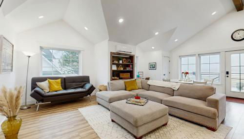 Home with Farmstyle Loft and Views, Mins to Dtwn - Foto 4