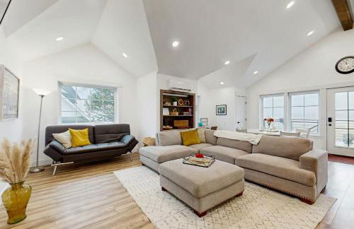 Home with Farmstyle Loft and Views, Mins to Dtwn - Foto 4