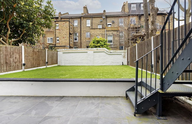 Beautiful Battersea Garden Flat by Underthedoormat - Photo 3