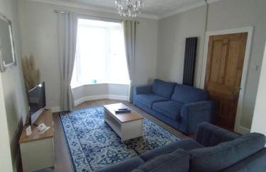 large 4 bedroom - Photo 6