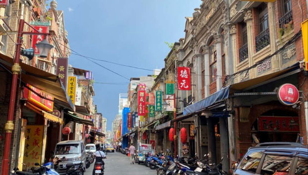 Una típica calle por la ciudad de Taipéi