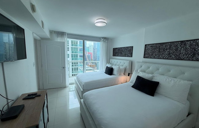 Luxurious 3BR Condo with Pool in Brickell - Foto 69
