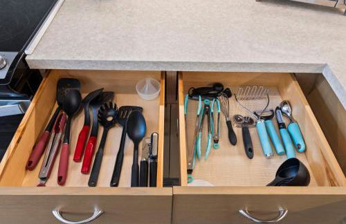 # Marbella Lane-Elegant 3BR Getaway with Superb Views - Foto 47