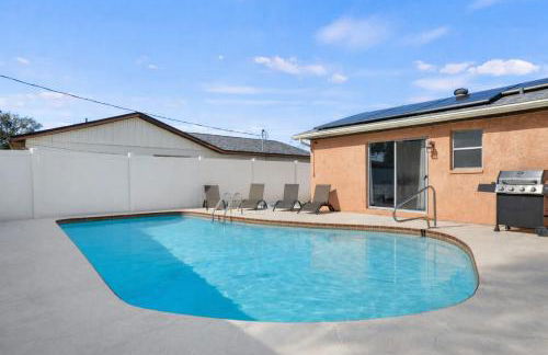 Gulf Coast Getaway Pool Mini Putt Fenced Yard - Photo 2