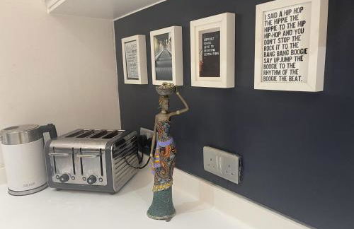 Artsy Retreat - Sleeps 6 Free Parking & Balcony - Photo 26